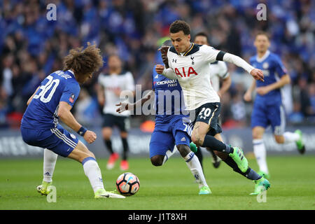 Tottenham Hotspurs Dele Alli (rechts) und Chelseas N'Golo (Mitte) Kante Kampf um den Ball während des Emirates FA Cup, Semi-Finale im Wembley Stadium, London. Stockfoto