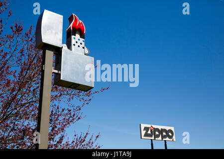 Ein Logo-Zeichen außerhalb der Zippo/Case-Besucherzentrum der Zippo Manufacturing Company, Hersteller von Zippo Feuerzeuge in Bradford, Pennsylvania am April Stockfoto