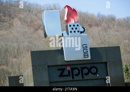 Ein Logo-Zeichen außerhalb der Zippo/Case-Besucherzentrum der Zippo Manufacturing Company, Hersteller von Zippo Feuerzeuge in Bradford, Pennsylvania am April Stockfoto