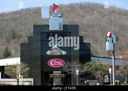 Ein Logo-Zeichen außerhalb der Zippo/Case-Besucherzentrum der Zippo Manufacturing Company, Hersteller von Zippo Feuerzeuge in Bradford, Pennsylvania am April Stockfoto