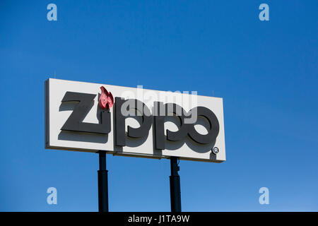 Ein Logo-Zeichen außerhalb der Zippo/Case-Besucherzentrum der Zippo Manufacturing Company, Hersteller von Zippo Feuerzeuge in Bradford, Pennsylvania am April Stockfoto