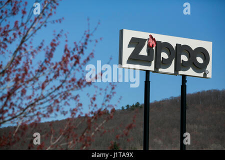 Ein Logo-Zeichen außerhalb der Zippo/Case-Besucherzentrum der Zippo Manufacturing Company, Hersteller von Zippo Feuerzeuge in Bradford, Pennsylvania am April Stockfoto