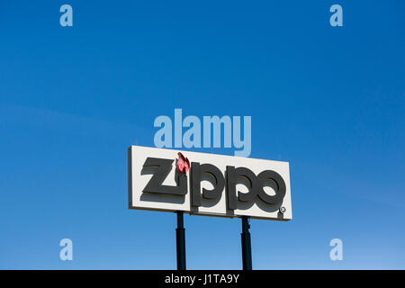 Ein Logo-Zeichen außerhalb der Zippo/Case-Besucherzentrum der Zippo Manufacturing Company, Hersteller von Zippo Feuerzeuge in Bradford, Pennsylvania am April Stockfoto