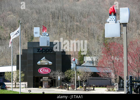 Ein Logo-Zeichen außerhalb der Zippo/Case-Besucherzentrum der Zippo Manufacturing Company, Hersteller von Zippo Feuerzeuge in Bradford, Pennsylvania am April Stockfoto