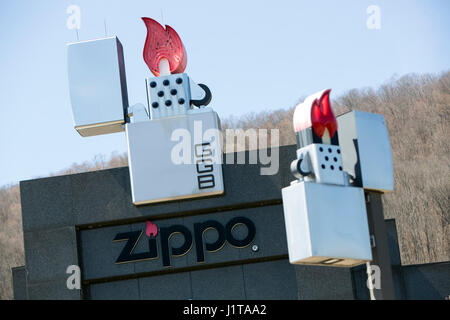 Ein Logo-Zeichen außerhalb der Zippo/Case-Besucherzentrum der Zippo Manufacturing Company, Hersteller von Zippo Feuerzeuge in Bradford, Pennsylvania am April Stockfoto