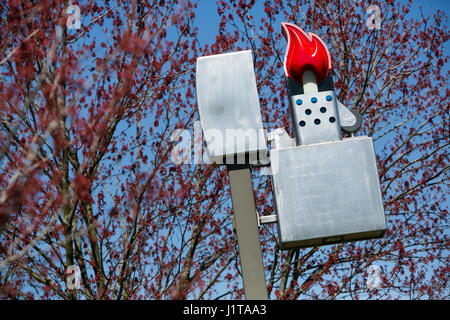 Ein Logo-Zeichen außerhalb der Zippo/Case-Besucherzentrum der Zippo Manufacturing Company, Hersteller von Zippo Feuerzeuge in Bradford, Pennsylvania am April Stockfoto