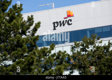 Ein Logo Zeichen außerhalb einer Einrichtung von PricewaterhouseCoopers (PWC) in Oakville, Ontario, Kanada am 14. April 2017 besetzt. Stockfoto