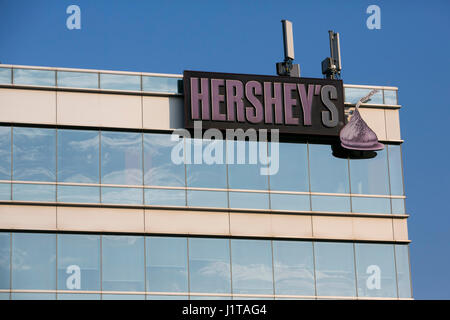 Ein Logo Zeichen außerhalb einer Einrichtung von The Hershey Company in Mississauga, Ontario, Kanada, am 15. April 2017 besetzt. Stockfoto