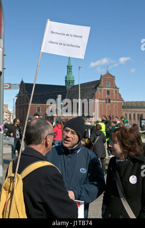 Der Marsch für die Wissenschaft in Kopenhagen kommt in Christiansborg Castle Square nach einem zweistündigen Marsch durch Kopenhagen von Niels Bohr Institut. Stockfoto