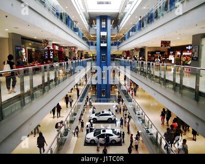 MANDALUYONG CITY, Philippinen - 9. April 2017: Innere des SM Megamall, eines der größten Einkaufszentren in den Philippinen Stockfoto