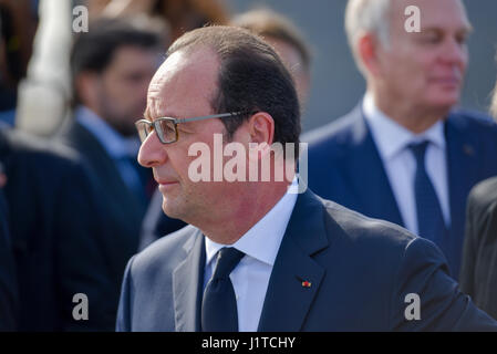 Buenos Aires, Argentinien - 25. Februar 2016: Der französische Präsident Francois Hollande, würdigt Opfer der argentinischen Diktatur mit einem Besuch des Denkmals für die Opfer des Staatsterrorismus. Stockfoto