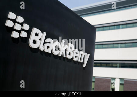 Ein Logo Zeichen außerhalb der Hauptsitz von BlackBerry Limited in Waterloo, Ontario, Kanada, am 15. April 2017. Stockfoto