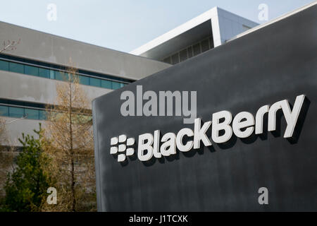 Ein Logo Zeichen außerhalb der Hauptsitz von BlackBerry Limited in Waterloo, Ontario, Kanada, am 15. April 2017. Stockfoto