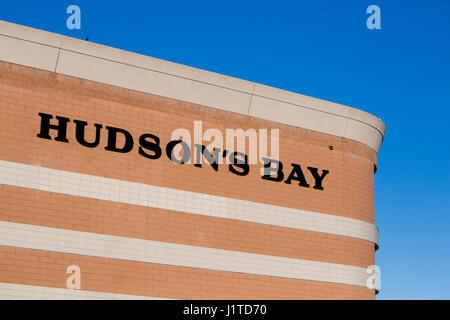 Ein Logo Zeichen außerhalb einer Hudson Bay Ladengeschäft in Burlington, ON, Kanada am 14. April 2017. Stockfoto