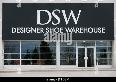 Ein Logo Zeichen außerhalb der DSW Designer Schuh Lager Ladengeschäft in Mississauga, Ontario, Kanada, am 16. April 2017. Stockfoto