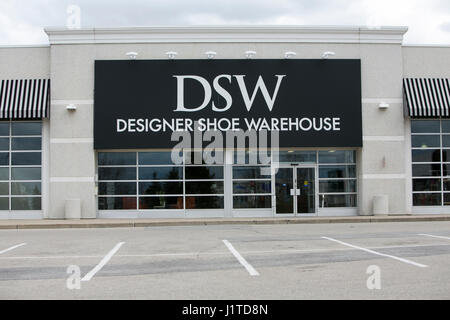 Ein Logo Zeichen außerhalb der DSW Designer Schuh Lager Ladengeschäft in Mississauga, Ontario, Kanada, am 16. April 2017. Stockfoto