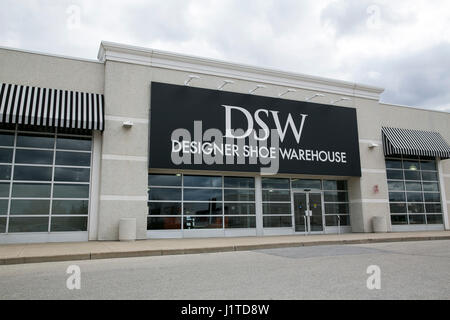 Ein Logo Zeichen außerhalb der DSW Designer Schuh Lager Ladengeschäft in Mississauga, Ontario, Kanada, am 16. April 2017. Stockfoto