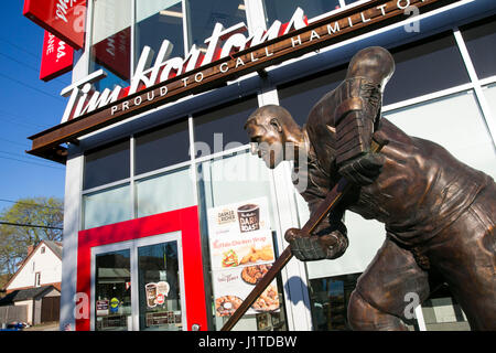 Ein Logo Zeichen außerhalb des Speicherorts des ersten Tim Hortons Restaurants in Hamilton, Ontario, Kanada am 17. April 2017. Stockfoto