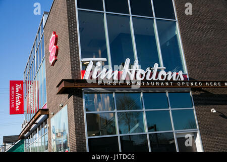 Ein Logo Zeichen außerhalb des Speicherorts des ersten Tim Hortons Restaurants in Hamilton, Ontario, Kanada am 17. April 2017. Stockfoto