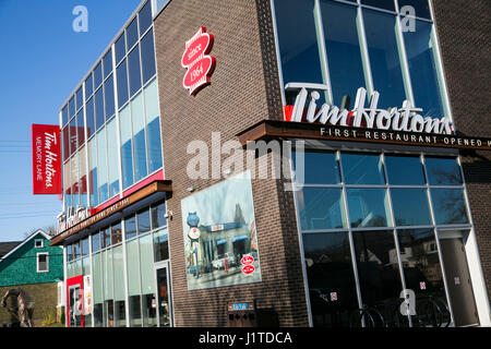 Ein Logo Zeichen außerhalb des Speicherorts des ersten Tim Hortons Restaurants in Hamilton, Ontario, Kanada am 17. April 2017. Stockfoto