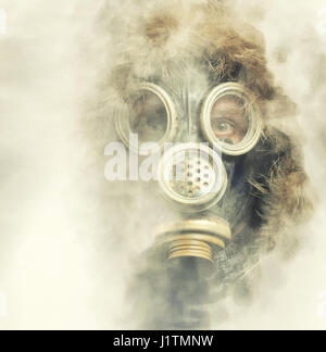Gruselige Porträt des Mannes im Atemschutz Stockfoto