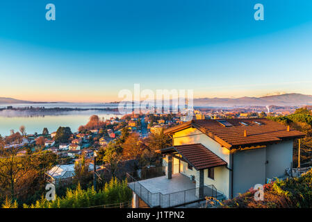 Lago di Varese, Gavirate. Italien. Malerischen Sonnenaufgang. Auf der linken Seite des Lago di Varese, auf der rechten Seite der Alpen mit dem Monte Rosa Stockfoto