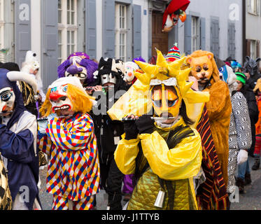 Nadelberg, Basel, Schweiz - 7. März 2017. Nahaufnahme von einer kleinen Gruppe von Karneval-Teilnehmer spielen Piccolo beim marschieren durch die Altstadt. Stockfoto