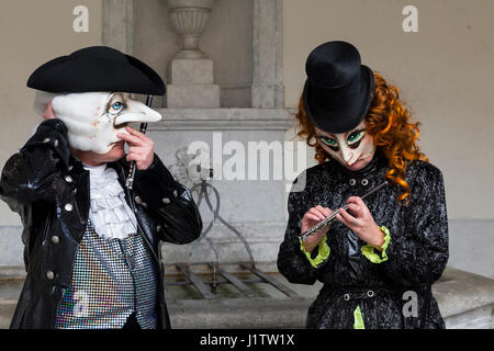 Nadelberg, Basel, Schweiz - 7. März 2017. Zwei Teilnehmer mit besonders schönen und eleganten Kostümen spielen Piccolo. Stockfoto