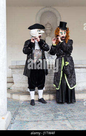 Nadelberg, Basel, Schweiz - 7. März 2017. Zwei Teilnehmer mit besonders schönen und eleganten Kostümen spielen Piccolo. Stockfoto