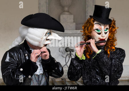 Nadelberg, Basel, Schweiz - 7. März 2017. Zwei Teilnehmer mit besonders schönen und eleganten Kostümen spielen Piccolo. Stockfoto