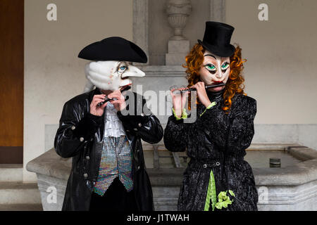 Nadelberg, Basel, Schweiz - 7. März 2017. Zwei Teilnehmer mit besonders schönen und eleganten Kostümen spielen Piccolo. Stockfoto