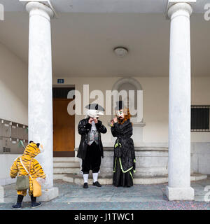 Nadelberg, Basel, Schweiz - 7. März 2017. Zwei Teilnehmer mit besonders schönen und eleganten Kostümen spielen Piccolo. Stockfoto