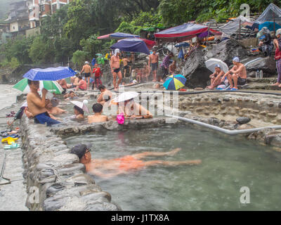 Wulai, Taiwan - 9. Oktober 2016: Öffentliche Schwimmbäder mit Wasser aus heißen Quellen während der regnerischen Tag. Stockfoto