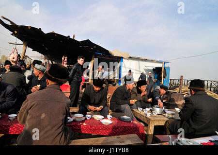 Eine traditionelle Uyghur-Teehaus serviert Tee und Samsa. Stockfoto