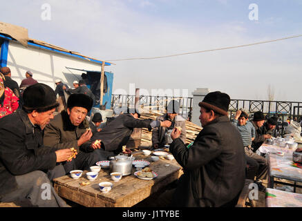 Eine traditionelle Uyghur-Teehaus serviert Tee und Samsa. Stockfoto