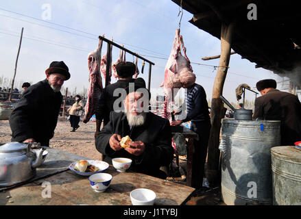 Eine traditionelle Uyghur-Teehaus serviert Tee und Samsa. Stockfoto