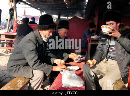 Eine traditionelle Uyghur-Teehaus serviert Tee und Samsa. Stockfoto