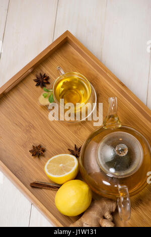 Ingwer Tee mit Zitrone und Honig auf weißem Holz- Hintergrund. Stockfoto