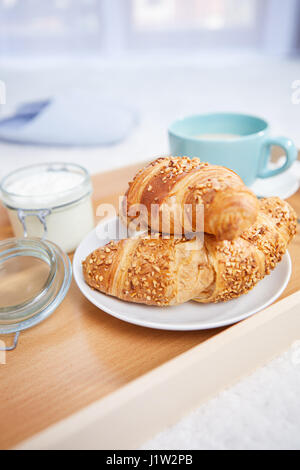 Frühstück im Bett mit Kaffee und croissants Stockfoto