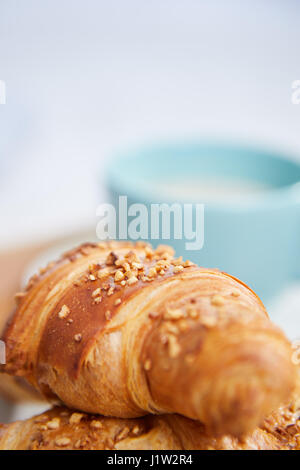 Frühstück im Bett mit Kaffee und croissants Stockfoto