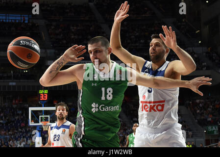 Adrien Moerman (links), #18 der Darussafaka Dogus in Aktion während der Euroleague Basketball zweite Viertelfinal-Match zwischen Real Madrid und Darussafaka Dogus im WiZink Center in Madrid. (Foto von: Jorge Sanz/Pacific Press) Stockfoto