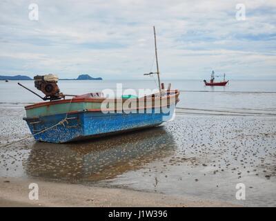 Angelboot/Fischerboot Parken am Sandstrand mit schönen Muschel Meer Hintergrund am bewölkten Tag, Dolphin Bay, Prachuap Khiri Khan, Thailand Stockfoto