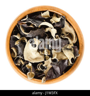 Getrocknete schwarze Pilz in Holzschale. Auricularia Auricula-Judae, auch bekannt als Juden, Holz oder Gelee Ohr oder Mu Err. Zutat für chinesische Gerichte. Stockfoto