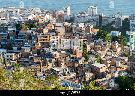 Panoramablick über die Hügel Favela Gemeinde Cantagalo mit Blick auf die Nachbarschaft von Ipanema in Rio De Janeiro, Brasilien Stockfoto