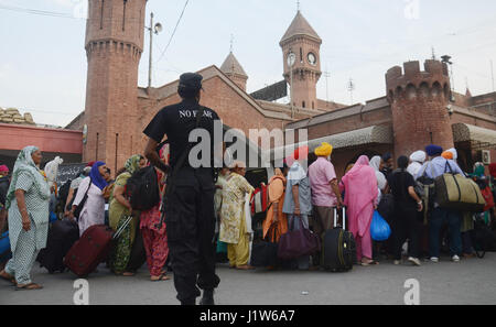 Über 15 00 Sikh-Pilger aus Indien am Freitag links Pakistan mit jubelnden Gesichter nach dem Besuch ihre 10 Tage religiöser Baisakhi Festivals in Lahore am 22. April 2017. Wie Baisakhi eines der wichtigsten Festivals in Sikhism ist und es erinnert an die Khalsa Panthéon der Krieger nach der Ausführung von Guru Tegh Bahadur. Rund 15 00 Sikh Yatris, die in Pakistan Baisakhi Fest feiern waren, kehrte nach Indien am Freitag. (Foto: Rana Sajid Hussain/Pacific Press) Stockfoto