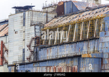 Hautnah auf alten Stahl und Beton Sarkophag des Reaktors Nr. 4 des Kernkraftwerks Tschernobyl in der Zone der Entfremdung in der Ukraine Stockfoto