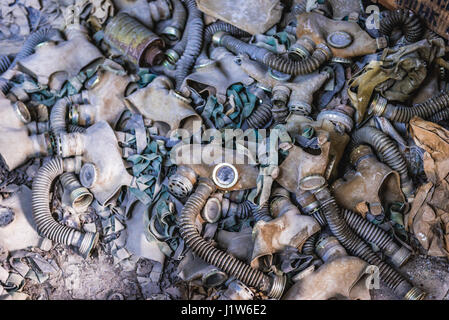 Alten Gasmasken und Filter Kanister in High School Nr. 3 in Pripyat Geist Stadt von Tschernobyl Nuclear Power Plant Zone der Entfremdung in der Ukraine Stockfoto