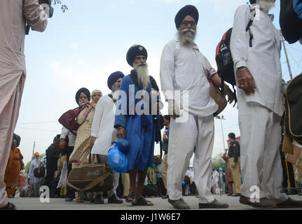 Über 15 00 Sikh-Pilger aus Indien am Freitag links Pakistan mit jubelnden Gesichter nach dem Besuch ihre 10 Tage religiöser Baisakhi Festivals in Lahore am 22. April 2017. Wie Baisakhi eines der wichtigsten Festivals in Sikhism ist und es erinnert an die Khalsa Panthéon der Krieger nach der Ausführung von Guru Tegh Bahadur. Rund 15 00 Sikh Yatris, die in Pakistan Baisakhi Fest feiern waren, kehrte nach Indien am Freitag. (Foto: Rana Sajid Hussain/Pacific Press) Stockfoto