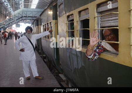 Über 15 00 Sikh-Pilger aus Indien am Freitag links Pakistan mit jubelnden Gesichter nach dem Besuch ihre 10 Tage religiöser Baisakhi Festivals in Lahore am 22. April 2017. Wie Baisakhi eines der wichtigsten Festivals in Sikhism ist und es erinnert an die Khalsa Panthéon der Krieger nach der Ausführung von Guru Tegh Bahadur. Rund 15 00 Sikh Yatris, die in Pakistan Baisakhi Fest feiern waren, kehrte nach Indien am Freitag. (Foto: Rana Sajid Hussain/Pacific Press) Stockfoto