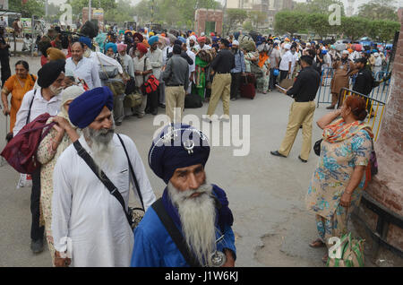 Über 15 00 Sikh-Pilger aus Indien am Freitag links Pakistan mit jubelnden Gesichter nach dem Besuch ihre 10 Tage religiöser Baisakhi Festivals in Lahore am 22. April 2017. Wie Baisakhi eines der wichtigsten Festivals in Sikhism ist und es erinnert an die Khalsa Panthéon der Krieger nach der Ausführung von Guru Tegh Bahadur. Rund 15 00 Sikh Yatris, die in Pakistan Baisakhi Fest feiern waren, kehrte nach Indien am Freitag. (Foto: Rana Sajid Hussain/Pacific Press) Stockfoto